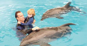 sa delfinima pomaže deci oboleloj od autizma petface