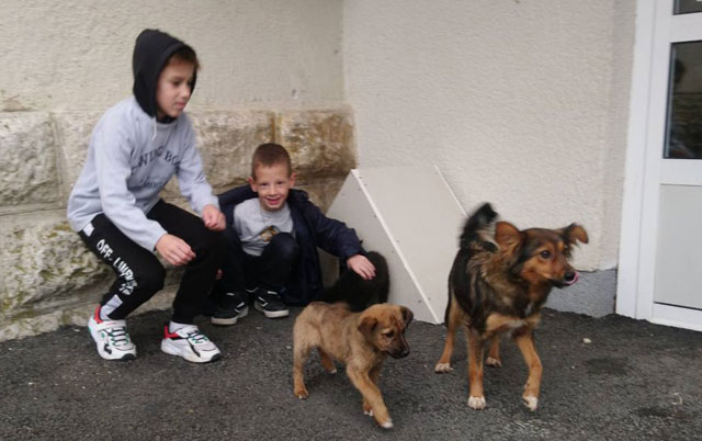 Deca brinu o štencima u školskom dvorištu