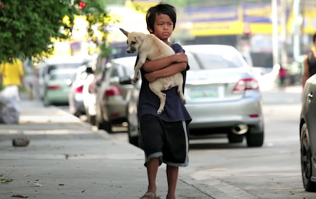 Dečak i pas beskućnici