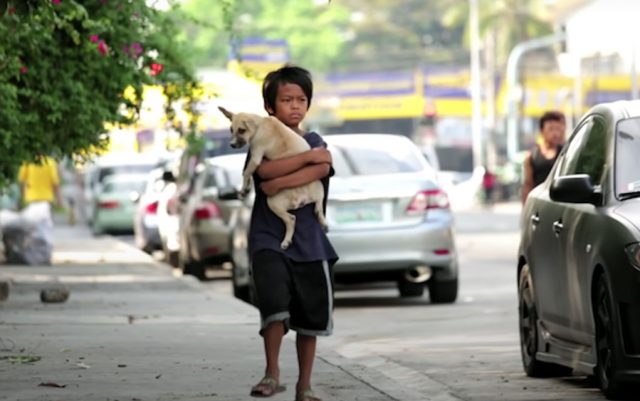 Dečak i pas beskućnici