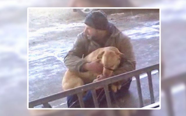 Čovek zagrlio psa na ulici