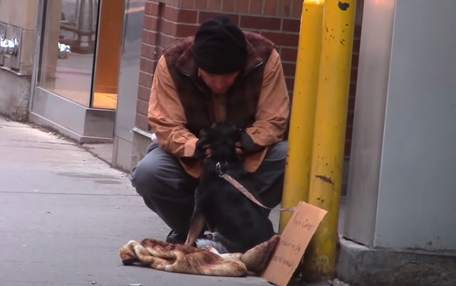 Beskućnik pomaže uličnom psu